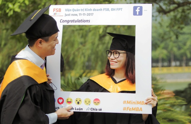 Chùm ảnh: Niềm vui ngày tốt nghiệp của các tân thạc sĩ FSB - 5
Mới hôm nào ngỡ ngàng gặp nhau, sau gần 2 năm toàn bài tập nhóm và các case study, các học viên đã trở nên vô cùng thân thương trong mắt nhau. Họ cũng đã được đào tạo để trở thành những doanh nhân kỷ nguyên số thực sự, quản lý mọi việc hiệu quả, nhanh chóng qua những cái nhấp chuột. Và tất nhiên, họ cũng không quên chia sẻ vui buồn, ngắm nhìn, dõi theo bạn bè cũng qua… những màn hình phẳng.