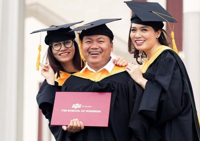 Chùm ảnh: Niềm vui ngày tốt nghiệp của các tân thạc sĩ FSB - 8
Cầm tấm bằng MBA trên tay, các tân thạc sỹ cùng hướng về một tương lai tươi sáng đang chờ đón họ. Họ đã được trang bị đầy đủ tri thức, kỹ năng của một doanh nhân kỷ nguyên số, hiện đại, tự tin để tự đón nhận những cơ hội mới, những trọng trách mới…