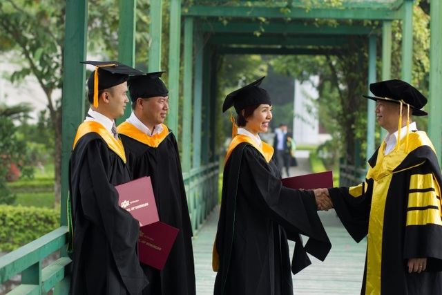 Chùm ảnh: Niềm vui ngày tốt nghiệp của các tân thạc sĩ FSB - 9
Cái bắt tay kết thúc quãng đường dài thầy trò đi cùng nhau để cùng chúc cho một khởi đầu mới sáng lạn hơn với mỗi học viên. Lời chúc mừng cũng đi kèm với lời hẹn ước: “Trường và các thầy cô luôn đồng hành cùng các em, sẵn sàng tư vấn nếu các em cần. FSB luôn là nơi các em có thể quay về bất cứ lúc nào cần lời tư vấn hay đơn giản là nhớ lại những kỷ niệm xưa”.