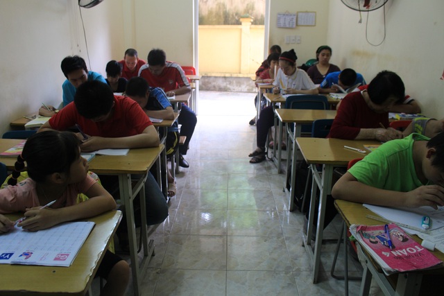 Cảm động bà lão 70 tuổi và lớp học tình thương đặc biệt giữa thủ đô - 1 Lớp học đặc biệt của bà Côi có sự tham gia của nhiều độ tuổi, số phận khác nhau.