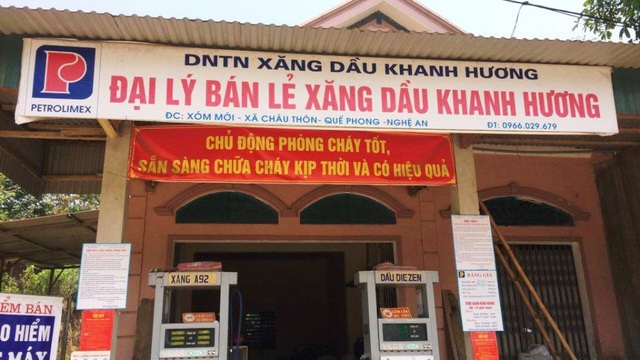 Nam sinh lớp 11 dùng dây điện chích nhân viên cây xăng để cướp iPhone - 1 Cửa hàng xăng dầu Khanh Hương ở xóm Mới, xã Châu Thôn - nơi xảy vụ việc.