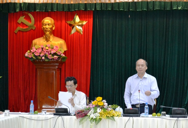 “Giải cứu” người nuôi heo: Trước mắt phải giảm giá bán thịt để kích thích thị trường - 2 Thứ trưởng Bộ NN- PTNT Vũ Văn Tám phát biểu tại buổi làm việc tìm giải pháp giải cứu người nuôi heo chiều 27/4.