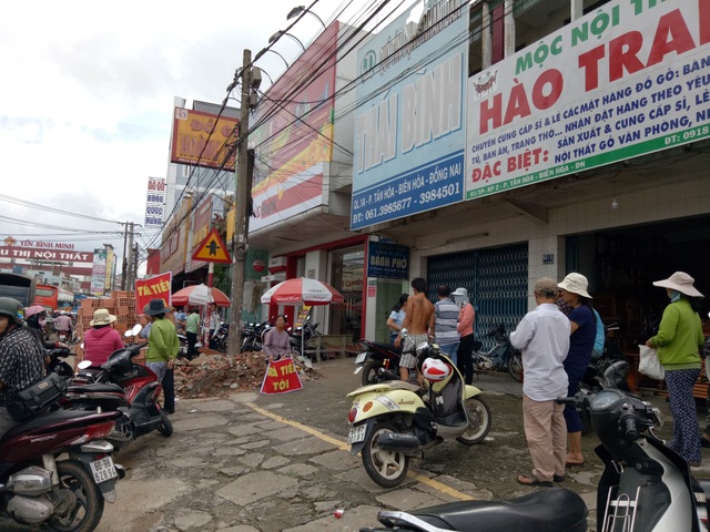 Đề nghị tịch thu tài sản của Giám đốc Quỹ tín dụng “ôm” tiền bỏ trốn - 1 Người dân tập trung trước trụ sở Quỹ tín dụng nhân dân Thái Bình đòi lại tài sản sáng ngày 20/11