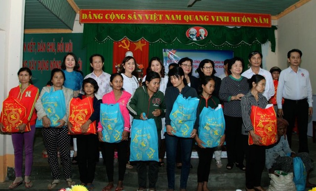 Việt Sin tặng quà tết cho các hộ nghèo tỉnh Bình Phước - 1 Công ty Việt Sin tham gia cùng đoàn từ thiện Quỹ học bổng Vừ A Dính tặng quà tết cho đồng bào nghèo tỉnh Bình Phước