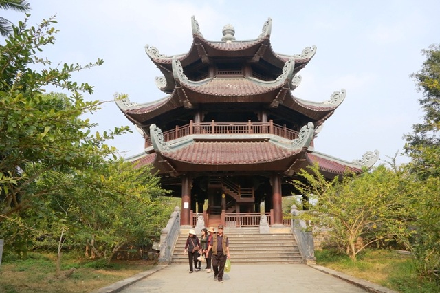 Chiêm ngưỡng chuông và trống đồng “khủng” trong ngôi chùa lớn nhất Việt Nam | Báo Dân trí