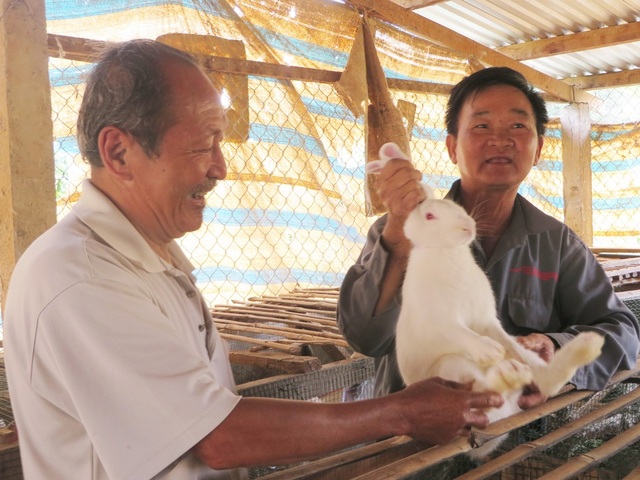 Thu hàng trăm triệu đồng mỗi năm từ nuôi thỏ - 3 Ông Lê Văn Cững không ngại chia sẻ kinh nghiệm chăn nuôi thỏ giúp bà con lối xóm phát triển kinh tế