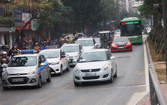 Buýt thường lấn làn buýt nhanh - 9
Buýt nhanh không thể nhanh vì bị chiếm làn.