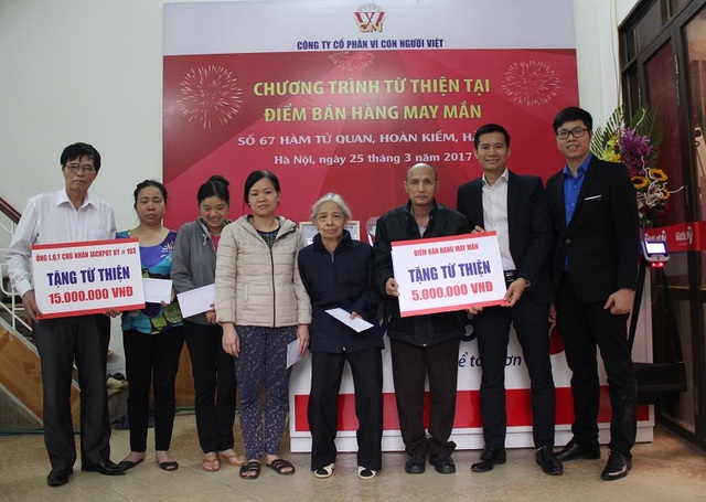 “Tán lộc” giải Jackpot 43 tỷ đồng: May mắn cũng cần sẻ chia! - 1 Ông Vũ Tuấn Dương – Giám đốc Công ty CP Vì Con Người Việt và ông Nguyễn Tuấn Linh – PGĐ phụ trách chi nhánh Hải Phòng của Vietlott trao phần quà từ thiện cho bà con địa bàn dân cư số 7, P. Phúc Tân, Hoàn Kiếm, HN