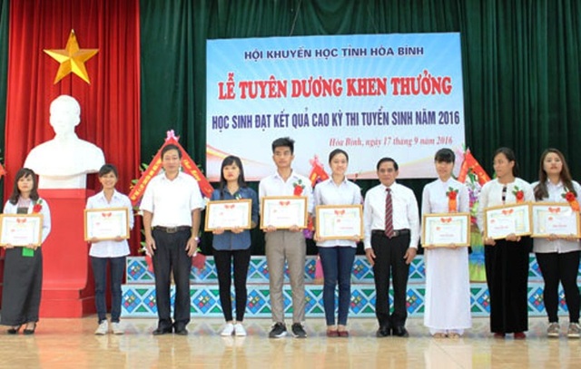 Chủ tịch tỉnh Hòa Bình kêu gọi ủng hộ Quỹ khuyến học - 1 Hội khuyến học tỉnh Hòa Bình trao thưởng cho các học sinh đạt kết quả cao trong kỳ thi tuyển sinh năm 2016.