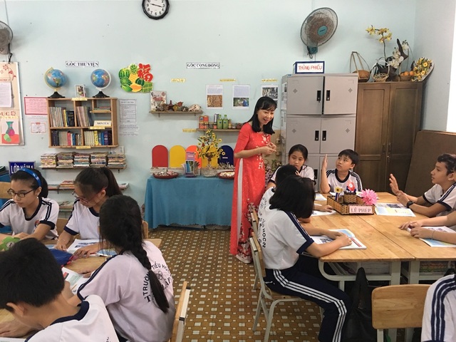 Cô giáo chia sẻ kỉ niệm bị học trò lớp 1 hôn lên mái tóc - 1
Cô giáo Nguyễn Thị Hồng Ngọc (TP Nha Trang, Khánh Hòa) trong một buổi dạy. (Ảnh: NVCC)