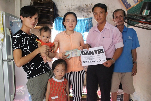 Hơn 267 triệu đồng đến với gia đình bé 15 tháng tuổi bị bệnh tim bẩm sinh - 1 Ông Võ Nguyên Sơn, Phó Chủ tịch UBND thị trấn Diên Khánh (huyện Diên Khánh, Khánh Hòa) thay mặt bạn đọc báo Dân trí trao số tiền 267.795.000 đồng đến gia đình bé Vy