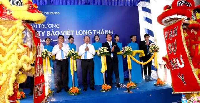 Đại diện Bảo hiểm Bảo Việt cắt băng khai trương công ty Bảo Việt Long Thành