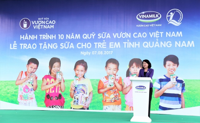 Trao tặng 46.500 ly sữa cho trẻ em tỉnh Quảng Nam - 1 Bà Đặng Thị Ngọc Thịnh - Ủy viên Ban Chấp hành Trung ương Đảng, Phó Chủ tịch nước Cộng hòa Xã hội Chủ nghĩa Việt Nam phát biểu tại buổi lễ Trao sữa.