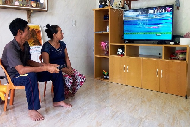 Nguyễn Huy Hoàng và con đường từ cậu bé làng chài đến kỷ lục gia SEA Games - 1 Bố mẹ kình ngư Nguyễn huy Hoàng luôn dõi theo cậu con trai trong từng cuộc đấu trên đường đua xanh