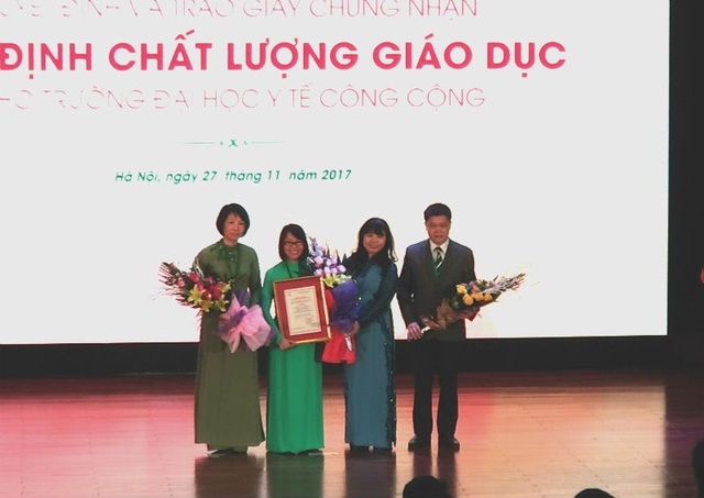 
PGS. TS Nguyễn Phương Nga – Giám đốc Trung tâm KĐCLGD trao giấy chứng nhận kiểm định cho trường ĐH YTCC.
