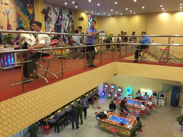 Truy tìm ông chủ người Trung Quốc của sòng bạc hàng tỷ đồng mỗi ngày - 1 Lực lượng công an khám xét phòng điều hành Công ty TNHH một thành viên game giải trí Tia Chớp Bạc