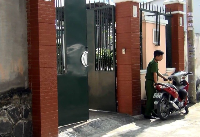 Bắt nguyên Tổng Giám đốc công ty xổ số Đồng Nai - 1 Lực lượng công an chuẩn bị khám xét nhà riêng của ông Nguyễn Văn Minh