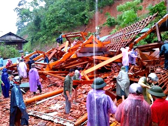 Sạt lở đất đá vùi lấp nhà sàn gỗ tiền tỷ - 4 Sạt lở đất đá vùi lấp nhà sàn gỗ tiền tỷ - 4