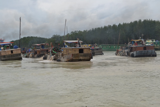 Doanh nghiệp xin ngừng khai thác cát do xuất hiện phương tiện “lạ” - 1
Hoạt động khai thác cát trên sông Đồng Nai