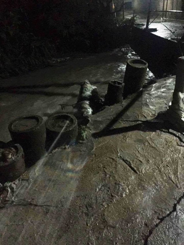Xe máy bị nước cuốn trôi trong mưa lớn, 1 người mất tích - 1 Đoạn suối nơi nạn nhân bị nước mưa cuốn xuống