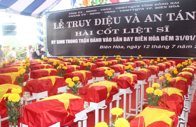 Hàng trăm hài cốt liệt sĩ ở sân bay Biên Hòa được an táng chung mộ - 1 Lễ truy điệu và an táng tập thể các liệt sĩ hy sinh trong trận đánh vào sân bay Biên Hòa tết Mậu Thân 1968 được tổ chức xúc động, trang trọng