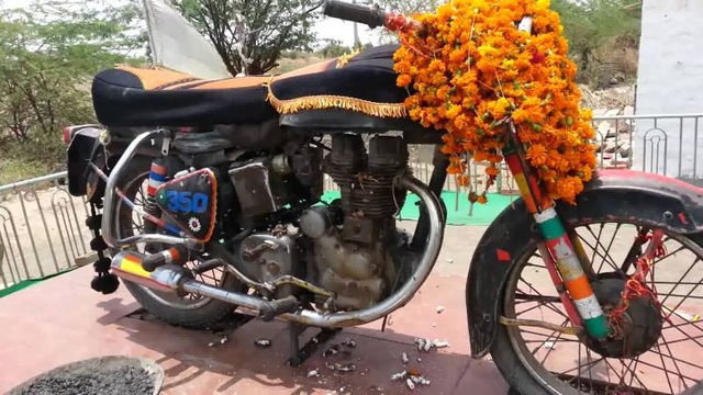 Xôn xao hàng nghìn người thờ cúng một chiếc xe máy - 1 Xôn xao hàng nghìn người thờ cúng một chiếc xe máy - 1