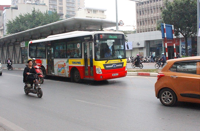 Buýt thường lấn làn buýt nhanh - 4 Buýt thường lấn làn buýt nhanh - 4