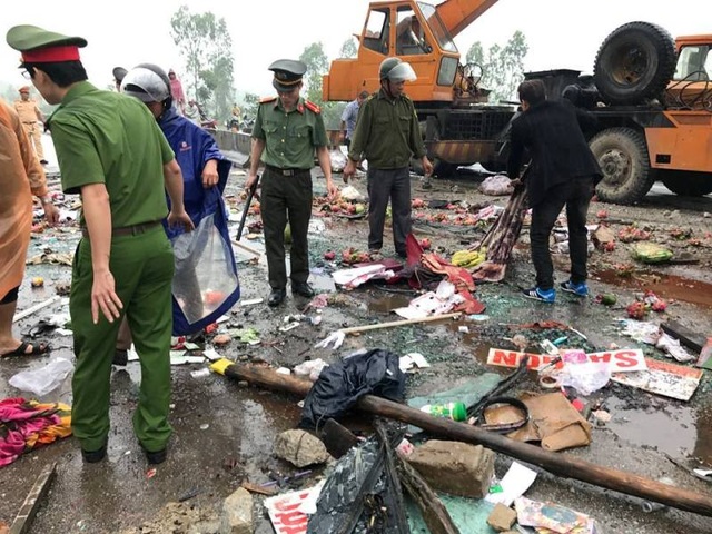 Hình ảnh hiện trường tan hoang của vụ lật xe khách - 10 Hình ảnh hiện trường tan hoang của vụ lật xe khách - 10