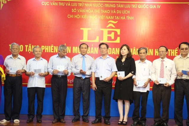 Trao nhận Phiên bản mộc bản về Danh nhân văn hóa Thế giới Đại thi hào Nguyễn Du - 2 Ông Võ Hồng Hải, Phó Chủ tịch HĐND tỉnh, Phó Chủ tịch Hội Kiều học Việt Nam trao thẻ hội viên cho các hội viên
