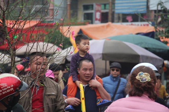 “Chen chân” sắm Tết trong phiên chợ ngày cuối năm - 29