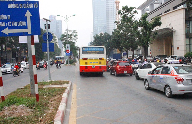 Buýt thường lấn làn buýt nhanh - 3
Chiếc xe buýt thường bon bon trên đường dành riêng buýt nhanh