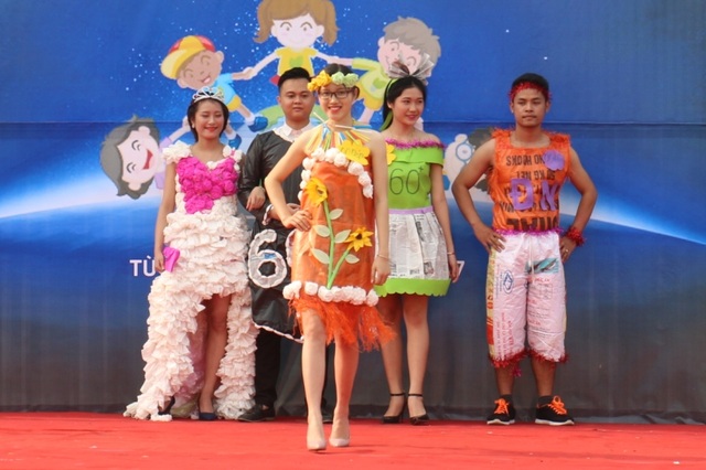 Sinh viên Việt - Lào diễn thời trang, đạp xe hưởng ứng Giờ trái đất - 3
Những bộ thời trang đẹp mắt được các bạn sinh viên thiết kế từ chất liệu giấy báo, túi ni lông...