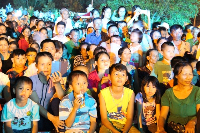 Thiêng liêng đêm nghệ thuật “Cõi thiêng Đồng Lộc” - 12 Rất đông các cựu TNXP, người dân tới xem Chương trình nghệ thuật “Cõi thiêng Đồng Lộc”.