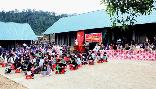 “Ngôi trường có 46 giáo viên đều là thầy giáo” nhận Cờ thi đua của Bộ Giáo dục - 1 Lễ mít tinh ngày Nhà giáo Việt Nam ở ngôi trường đặc biệt xã biên giới Nghệ An.