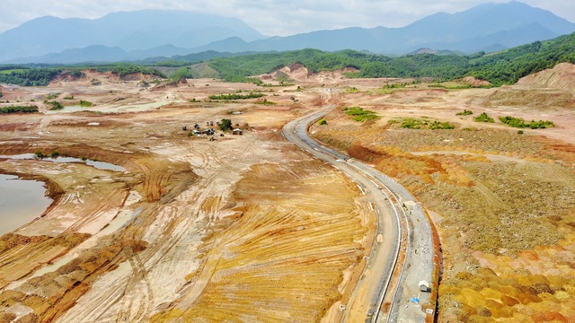 Sau 5 thÃ¡ng thi cÃ´ng tá»ng lá»±c, hiá»n dá»± Ã¡n cÆ¡ báº£n hoÃ n thiá»n san ná»n vÃ  Äáº©y nhanh thi cÃ´ng háº¡ táº§ng, má»t tiáº¿n Äá» ÄÆ°á»£c xem lÃ  tháº§n tá»c. CÃ´ng trÃ¬nh Danang IT Park Äang vá»±c dáº­y sá»± sÃ´i Äá»ng cá»§a vÃ¹ng Äáº¥t 3 máº·t lÃ  Äá»i nÃºi tháº¥p cá»§a HÃ²a Vang, ÄÃ  Náºµng