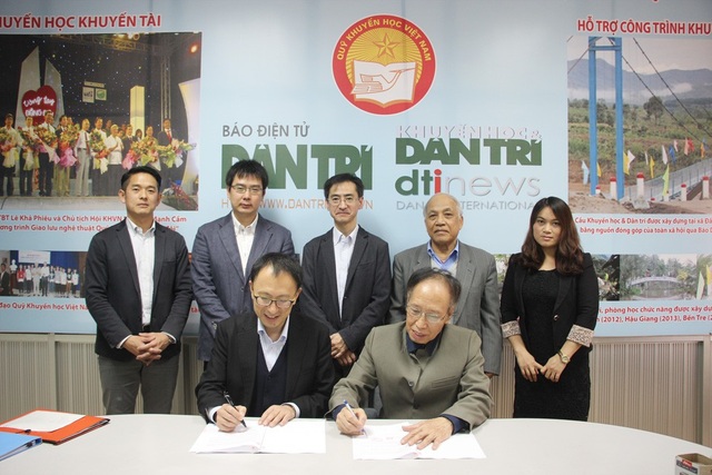 Shinnyo-en Nhật Bản tiếp tục tài trợ 18,000 USD để trao học bổng qua Quỹ Khuyến học Việt Nam - 1
Nhà báo Phạm Huy Hoàn, Giám đốc Quỹ Khuyến học Việt Nam, Tổng Biên tập báo Dân trí (phải) và ông Shimada Hideki cùng ký bản hợp đồng mà Shinnyo-en cam kết tài trợ 18,000 USD thông qua Quỹ Khuyến học Việt Nam để trao học bổng cho học sinh và xây dựng công trình trường học trong năm 2018 mà hai bên đã thống nhất