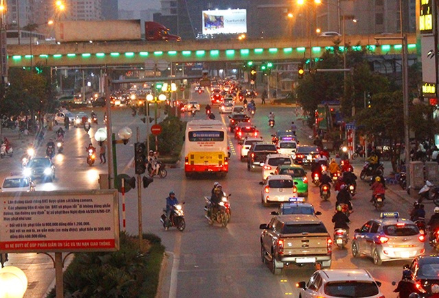Buýt thường lấn làn buýt nhanh - 8
Trên đường từ Lê Văn Lương, Láng Hạ, Giảng Võ... hình ảnh này không khó bắt gặp.