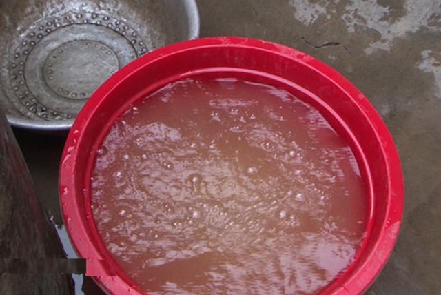 Canh cánh nỗi lo ở làng có nước ô nhiễm nặng nhất nước - 2 Nguồn nước giếng có màu gạch cua, hôi và tanh nhưng người dân cũng phải dùng để sinh hoạt.