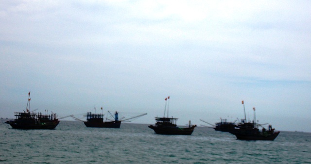 Một học sinh lớp 8 bị sóng biển cuốn trôi mất tích - 1 Đến sáng nay, lực lượng chức năng vẫn đang tiếp tục tìm kiếm thi thể học sinh mất tích ở biển Bình Minh