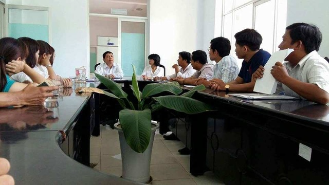 Vụ giáo viên hợp đồng không được tuyển dụng: Sở GD-ĐT Quảng Nam nói gì? - 1
Các giáo viên cho biết, ngày 10/5 đại diện UBND tỉnh Quảng Nam tiếp và làm việc với giáo viên nhưng chưa được giải quyết.
