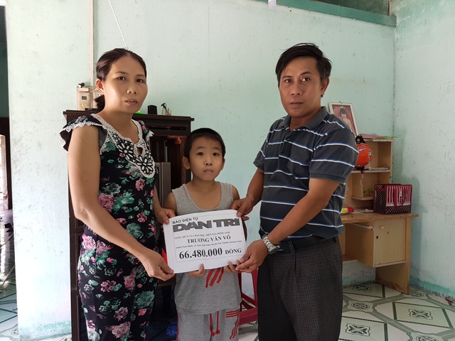 Trao hơn 66 triệu đồng đến gia đình cháu bé 10 tuổi chạy thận - 1 Đại diện cán bộ xã Tam Anh Nam, huyện Núi Thành trao tiền của bạn đọc Dân trí đến chị Phúc và cháu Bảo