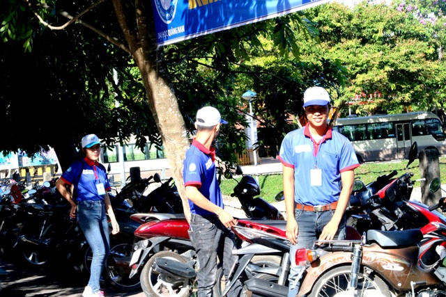 Tình nguyện viên giữ xe miễn phí cho phụ huynh và thí sinh - 1 Các tình nguyện viên giữ xe miễn phí cho thí sinh và phụ huynh