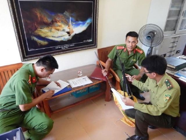 Truy tìm hai đối tượng mang súng vào rừng di sản săn bắn - 1 Lực lượng kiểm lâm bàn giao tang vật cho Công an huyện Bố Trạch để điều tra. (Ảnh VQG Phong Nha - Kẻ Bàng cung cấp)