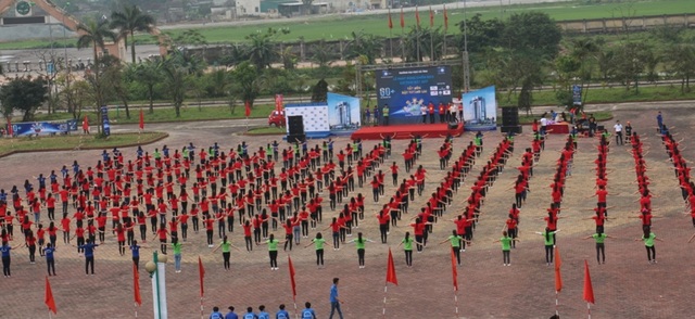 Sinh viên Việt - Lào diễn thời trang, đạp xe hưởng ứng Giờ trái đất - 1 Hơn 500 sinh viên Việt - Lào cùng các tình nguyện viên tham gia hưởng ứng Giờ trái đất, bảo vệ môi trường