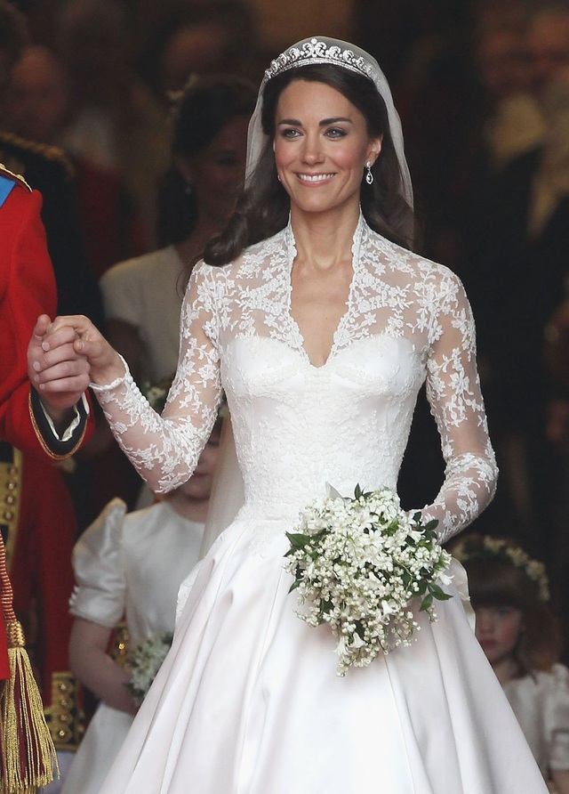 Những bộ váy cưới lộng lẫy bậc nhất của các cô dâu hoàng gia - 6 Công nương Kate Middleton tỏa sáng trong bộ váy cưới của nhà mốt nổi tiếng Alexander McQueen trong lễ cưới với Hoàng tử William năm 2011. Đám cưới của cặp đôi Hoàng gia Anh ước tính thu hút sự chú ý của hàng triệu người trên toàn thế giới. (Ảnh: Getty)