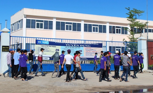 Quảng Nam: Hơn 100 công nhân đình công do bị cắt tiền tăng ca - 1 Các công nhân Công ty TNHH MTV Ducksan Vina đình công