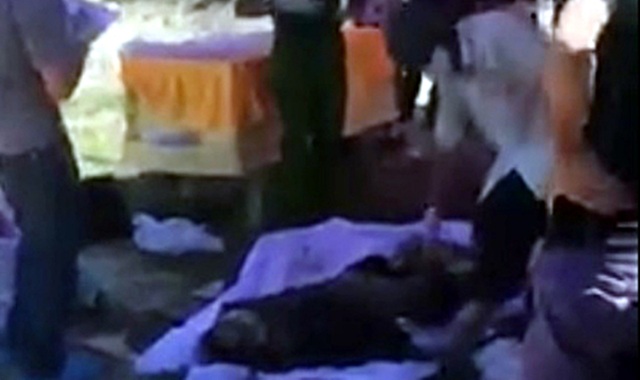 Đưa thi thể một người tử vong trên biển vào bờ mai táng - 1 Cơ quan chức năng tiến hành khám nghiệm tử thi mà ngư dân phát hiện trên biển. (Ảnh: CTV)