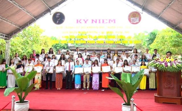 Trao giải thưởng Phan Châu Trinh đến 94 học sinh, sinh viên đạt thành tích cao - 1 Các em học sinh, sinh viên có thành tích cao trong học tập được nhận giải thưởng Phan Châu Trinh