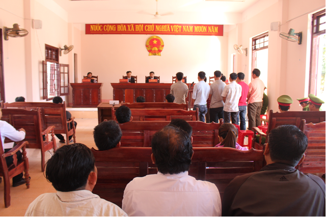 Phó trưởng ban dân vận huyện lãnh 6 tháng tù vì tội đánh bạc - 1 Phiên tòa xét xử các bị cáo tội đánh bạc (Ảnh: Website huyện Tây Giang).