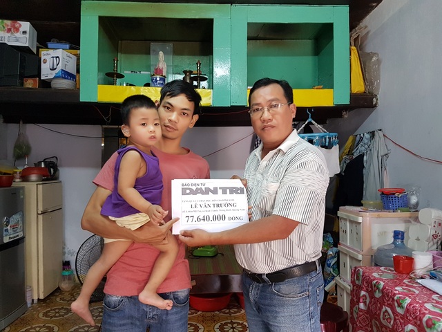 Hơn 77 triệu đồng đến gia đình cháu bé 2 tuổi bị tổn thương não - 1 PV Dân trí trao tận tay số tiền hơn 77 triệu đồng của bạn đọc đến anh Trường